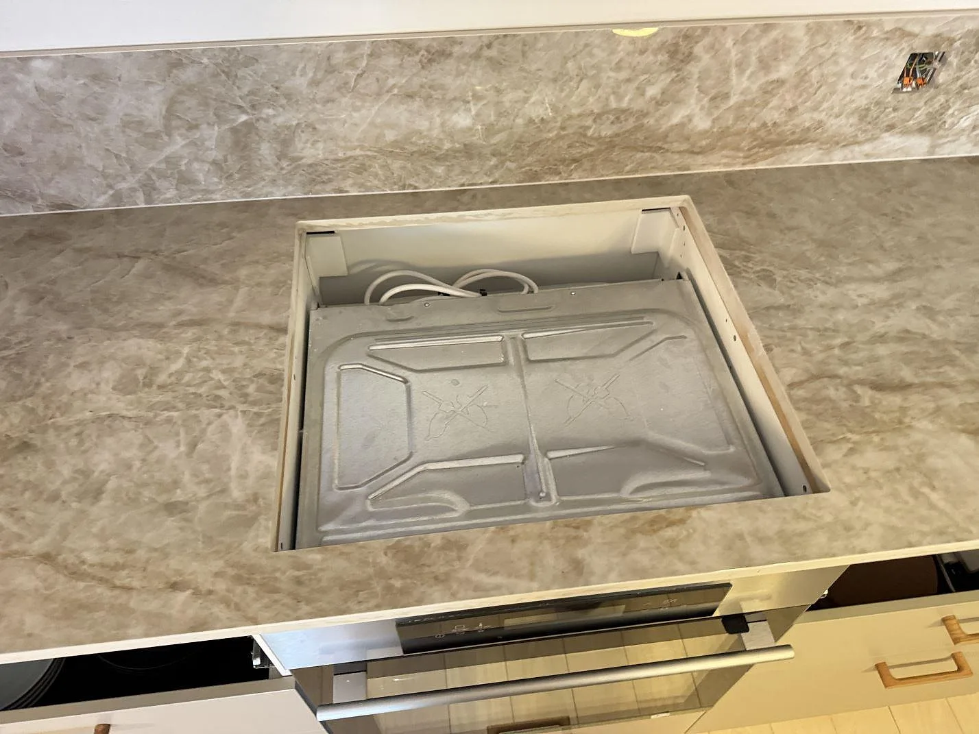 Hällurtag i polerad köksbänkskiva i Dekton Taga, keramik, med matchande stänkskydd i Köpenhamn V.