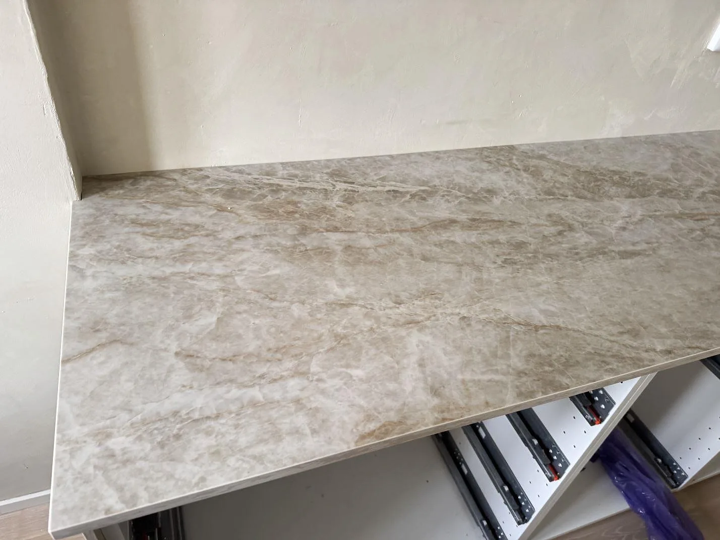 Polerad Dekton Taga köksbänkskiva med lång arbetsyta, gråbeige mönster och öppna stommar i Västra Frölunda.