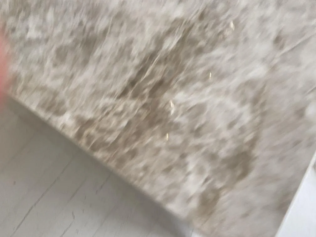 Waterfall-sida på köksö i Dekton Taga keramik, polerad yta med varm ådring, i ett kök i Växjö.
