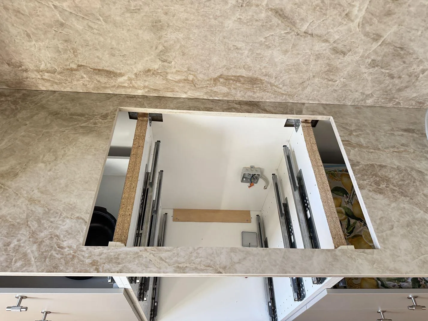 Polerad Dekton Taga köksbänkskiva med rektangulär hällöppning och matchande väggskiva bakom arbetsytan i Virum.