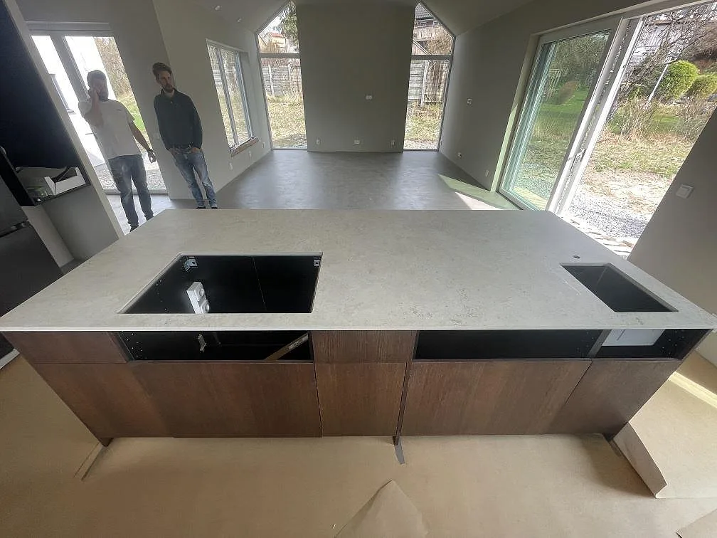 Matt Dekton Tk05 Sabbia köksö i Alingsås med urtag för underlimmad diskho och nedfälld induktionshäll, fotad under montering.