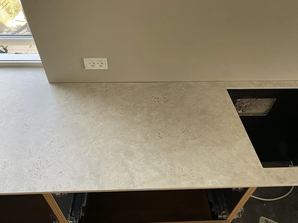 Matt Dekton Tk05 Sabbia med utskärning för häll och ljus stenstruktur på köksbänk i Birkerød.