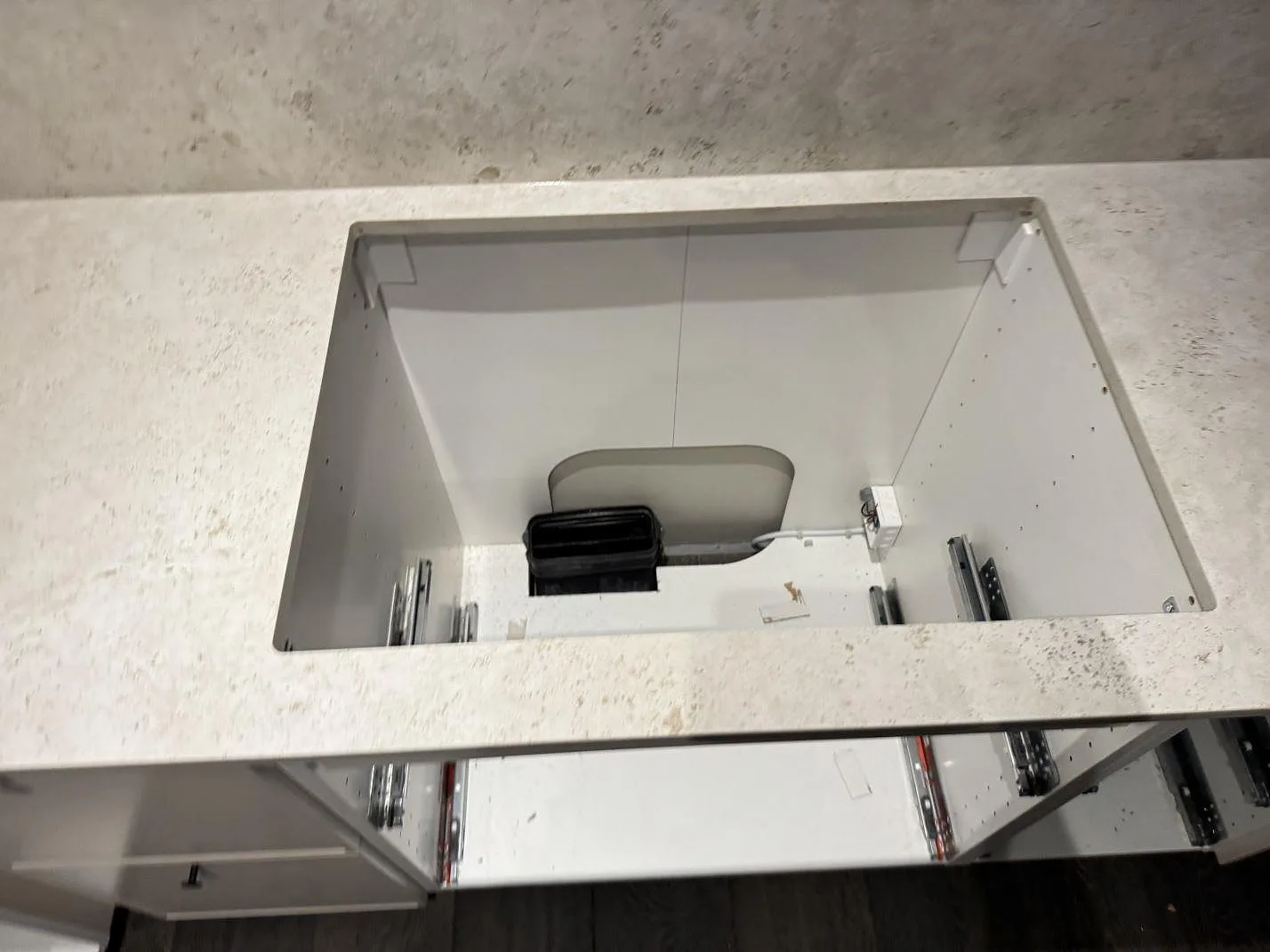 Detalj av rektangulärt urtag i matt keramisk köksbänkskiva av Dekton Tk05 Sabbia i Copenhagen.
