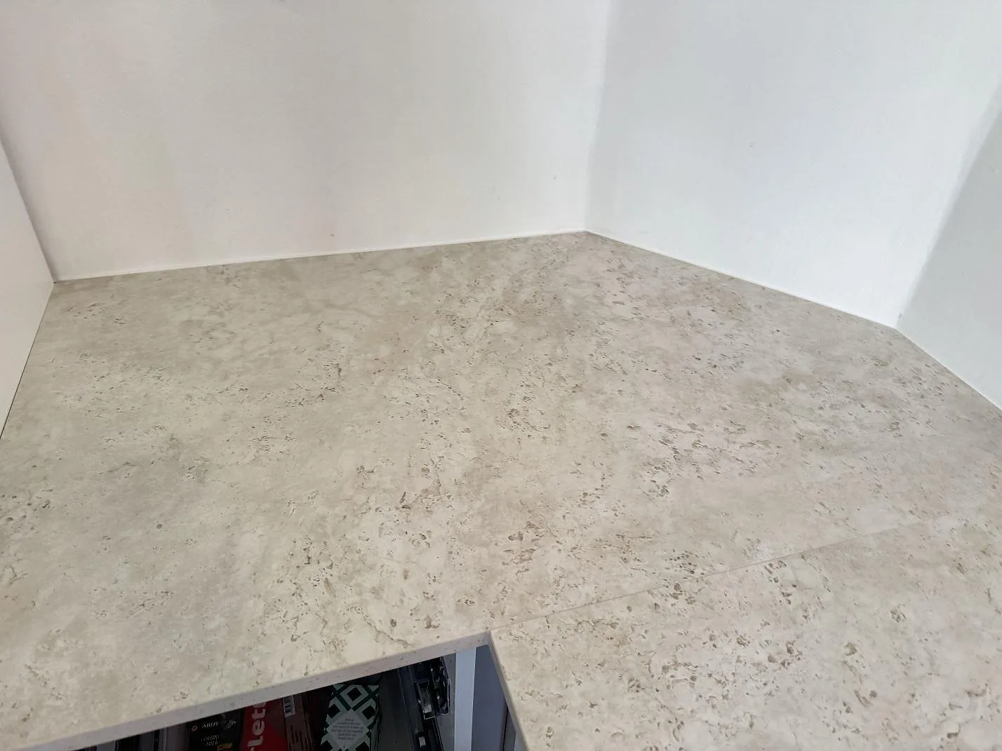Köksbänkskiva i matt Dekton Tk05 Sabbia, ljus keramik, som vinklad arbetsyta under montering i Frederiksberg.