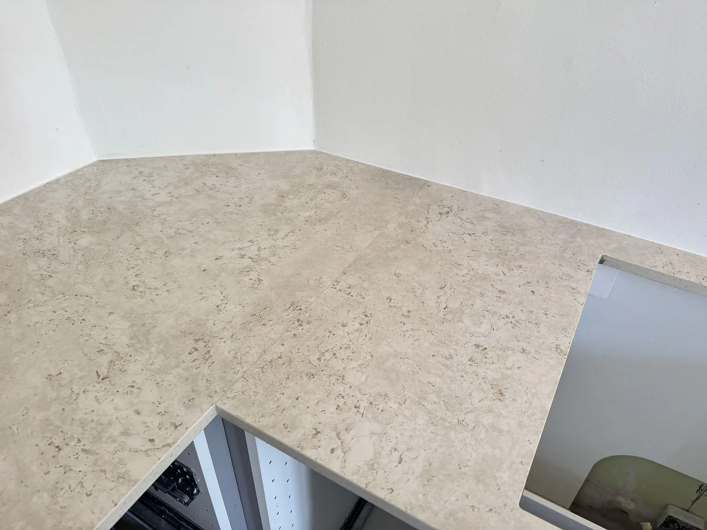 Matt Dekton Tk05 Sabbia som köksbänkskiva med öppet urtag och ljus sandbeige stenbild i ett kök i Frederiksberg.