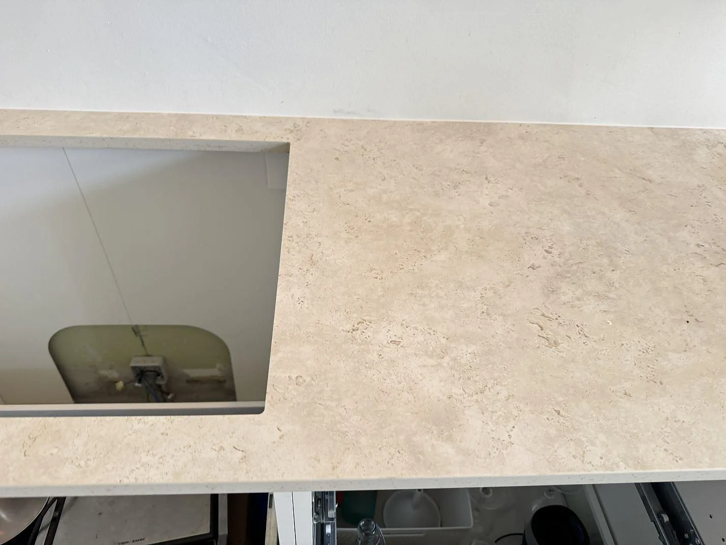 Matt Dekton Tk05 Sabbia köksbänkskiva med diskhoöppning och sandbeige struktur i Frederiksberg.