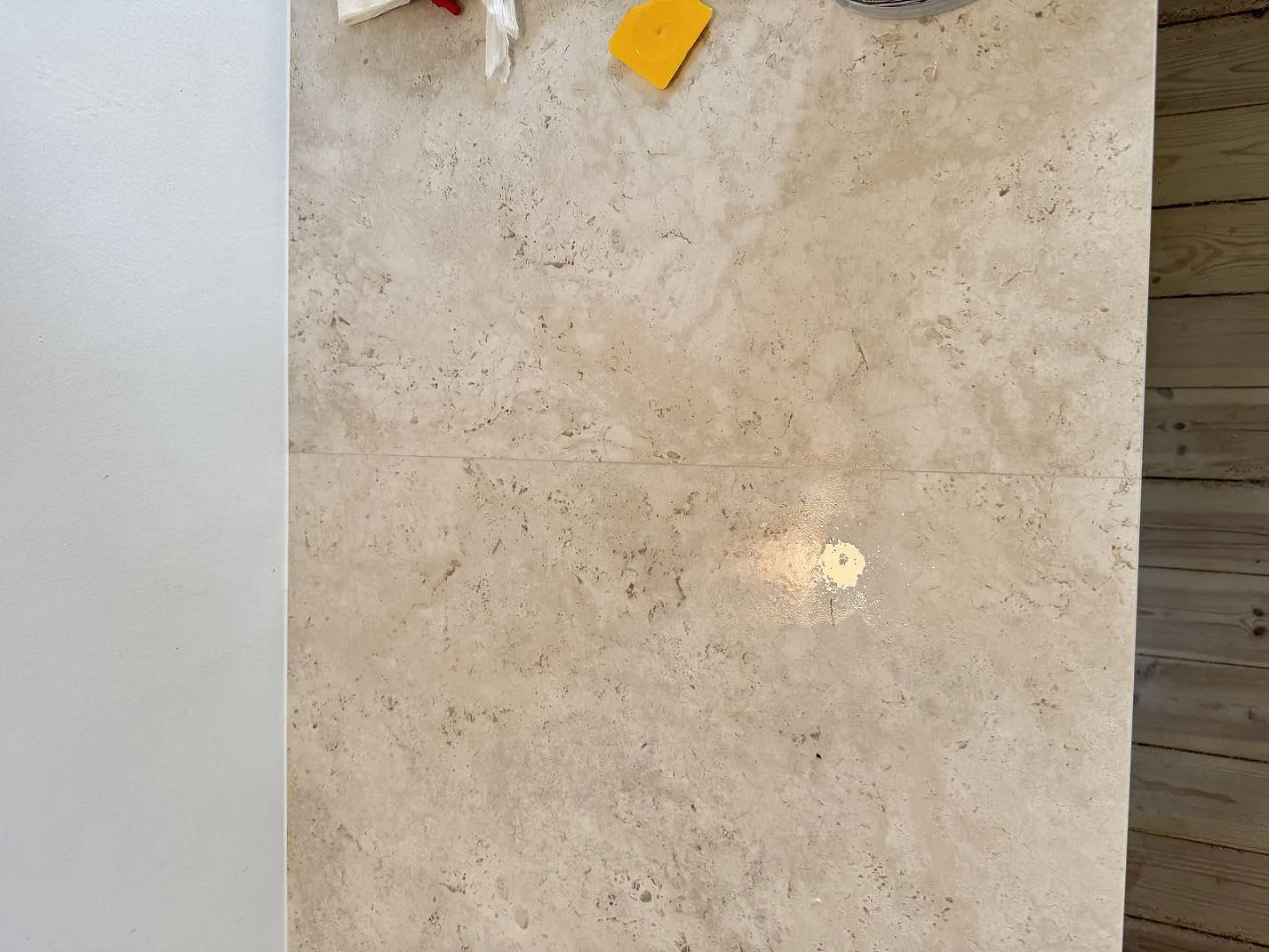 Topvy av matt Dekton Tk05 Sabbia köksbänkskiva med ljus keramikyta och synlig foglinje i Frederiksberg.