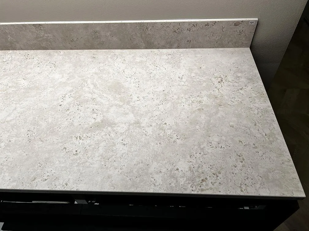 Yta och uppvikt stänkskydd i matt Dekton Tk05 Sabbia på köksbänk i Göteborg.
