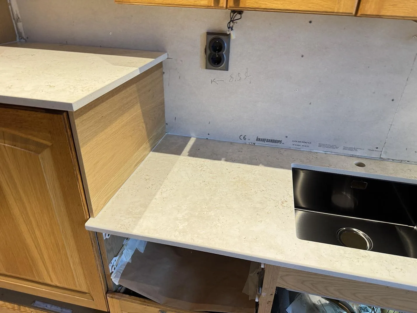Köksbänkskiva i matt Dekton TK05 Sabbia i Hasslö med underlimmad rostfri diskho och uttag för köksblandare.