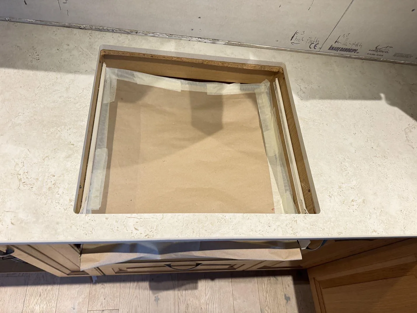 Hällurtagning i köksbänkskiva av matt Dekton TK05 Sabbia i Hasslö, sett ovanifrån under montering.