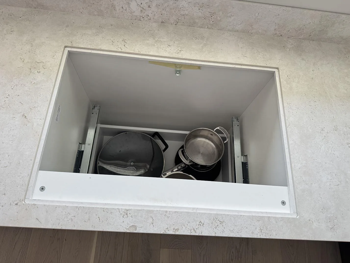 Detalj av hällöppning i matt Dekton Tk05 Sabbia med uppvikt stänkskydd i ett kök i Lindome.
