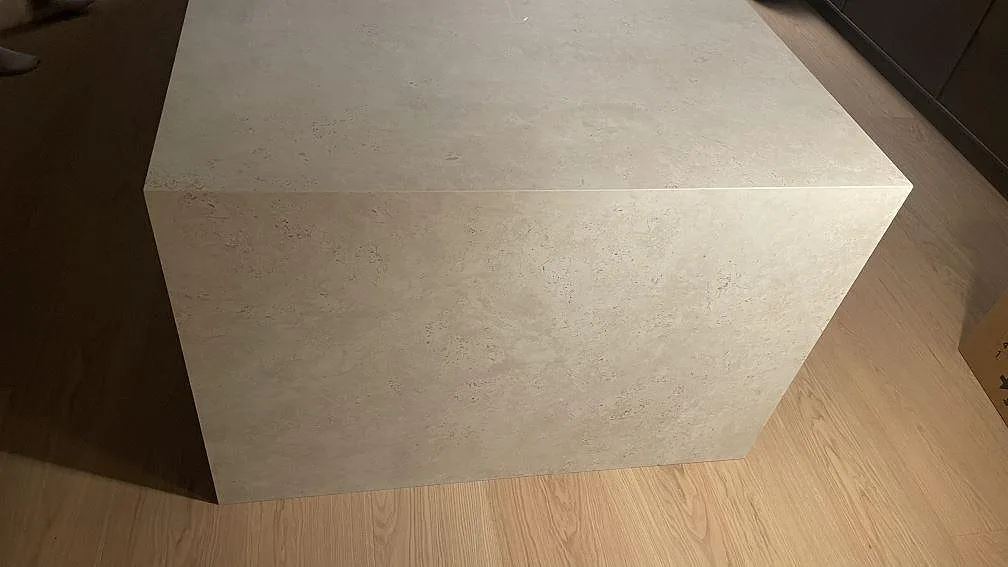 Vattenfallsida på köksö i matt Dekton Tk05 Sabbia med sandig keramikyta i Lomma.
