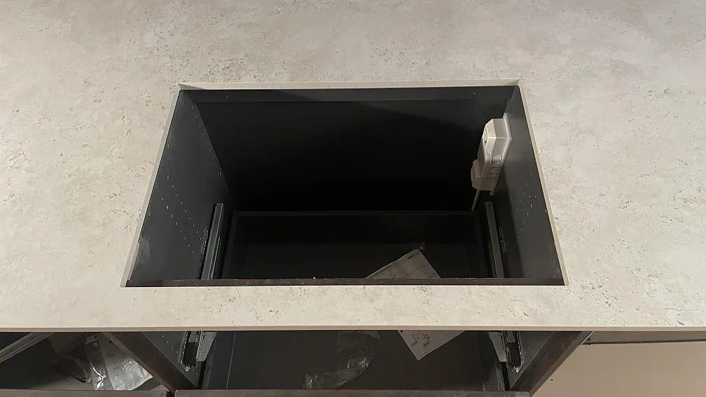 Hälluttag i matt Dekton Tk05 Sabbia med tydlig ljus struktur på köksön i Lomma.