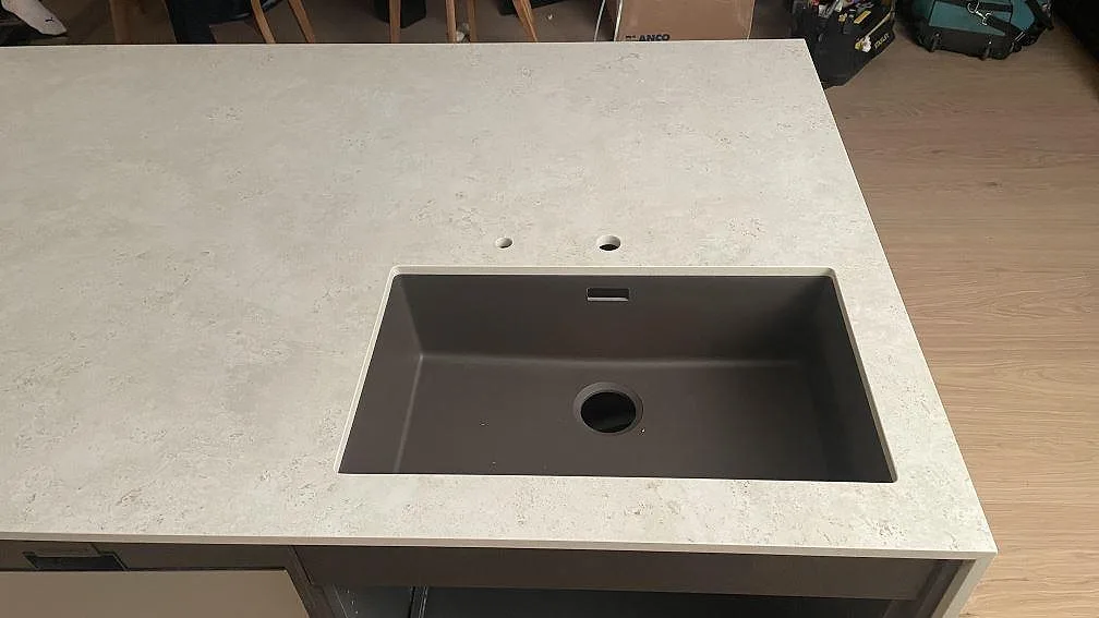 Diskho i matt Dekton Tk05 Sabbia med ljus keramisk yta i ett kök i Lomma.