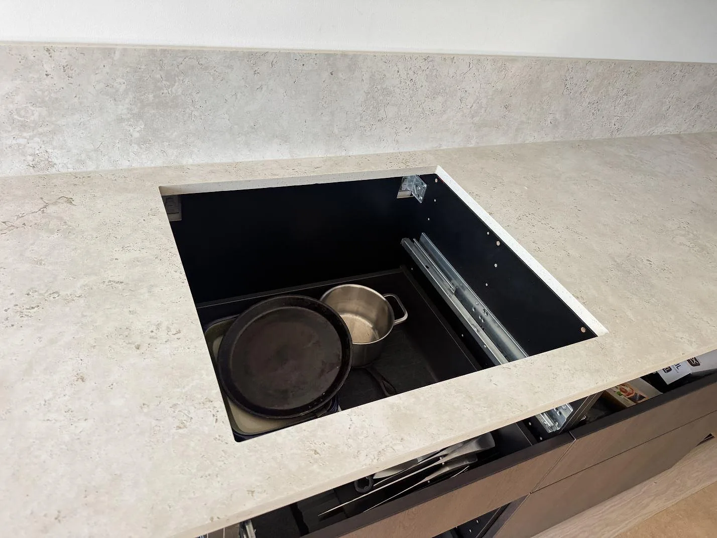 Detalj av hällurtag i matt Dekton Tk05 Sabbia med sandbeige keramikyta och uppvikt stänkkant i Malmö.