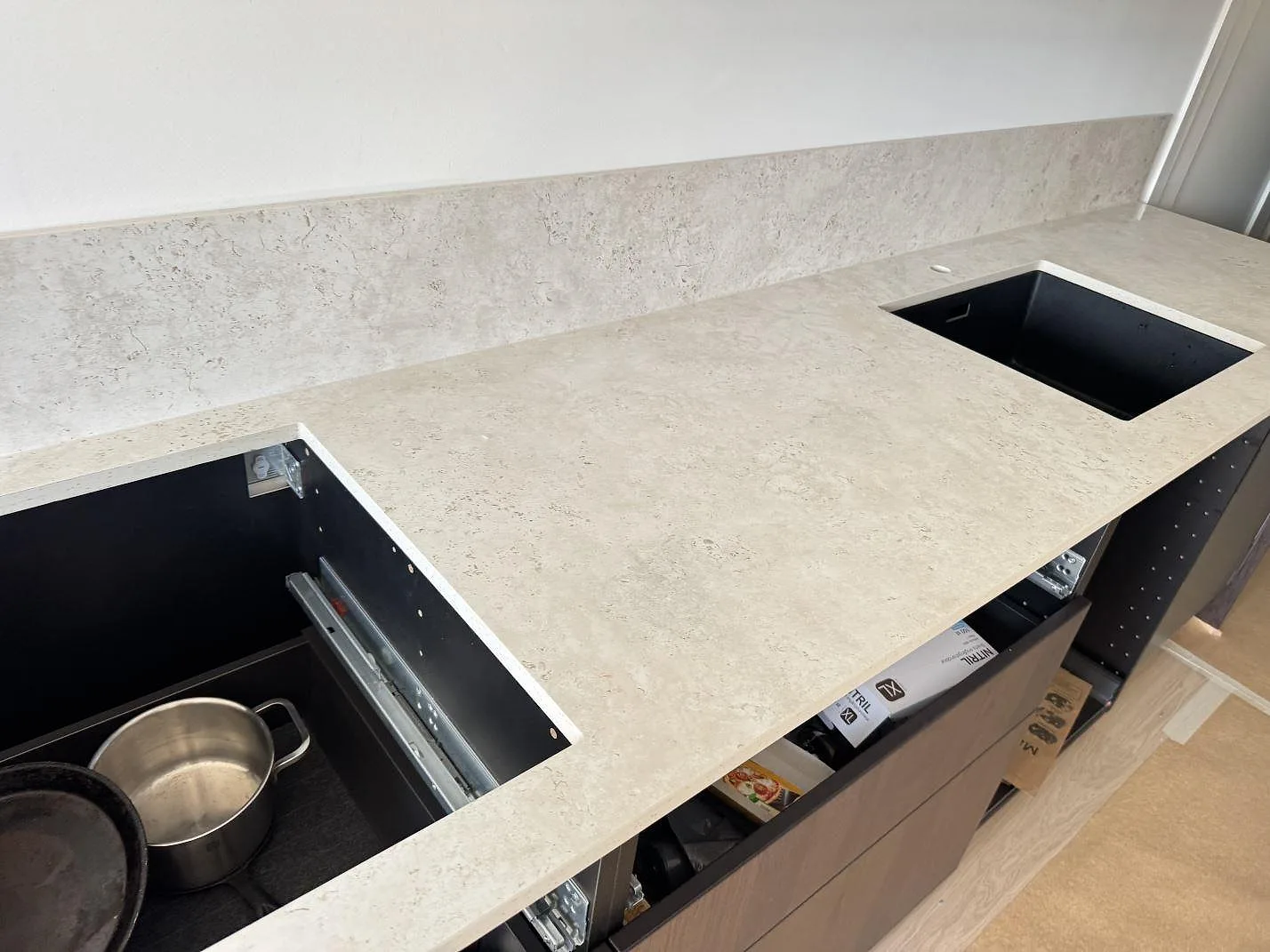Matt Dekton Tk05 Sabbia som köksbänkskiva och lågt stänkskydd med hällurtag och diskhoöppning i Malmö.