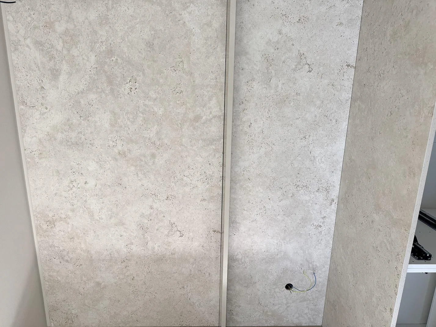 Väggbeklädnad i matt Dekton Tk05 Sabbia med sandgrå keramikyta bakom arbetsbänken i Oxie.