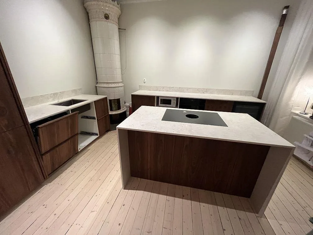 Köksbänkskiva i matt Dekton TK05 Sabbia med köksö, induktionshäll och underlimmad rostfri diskho i Stockholm.