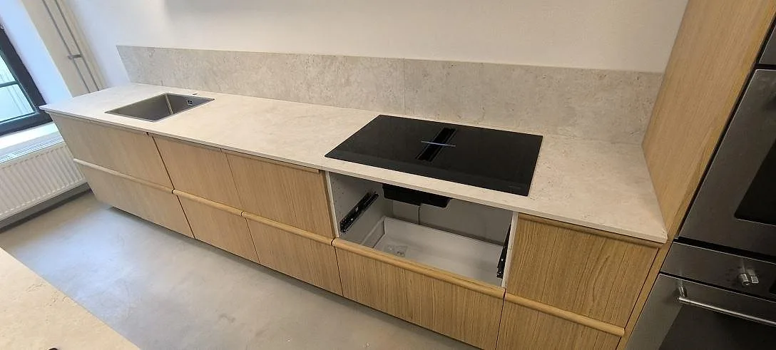 Matt Dekton Tk05 Sabbia köksbänkskiva med rostfri diskho, häll och matchande stänkskydd i Stockholm.