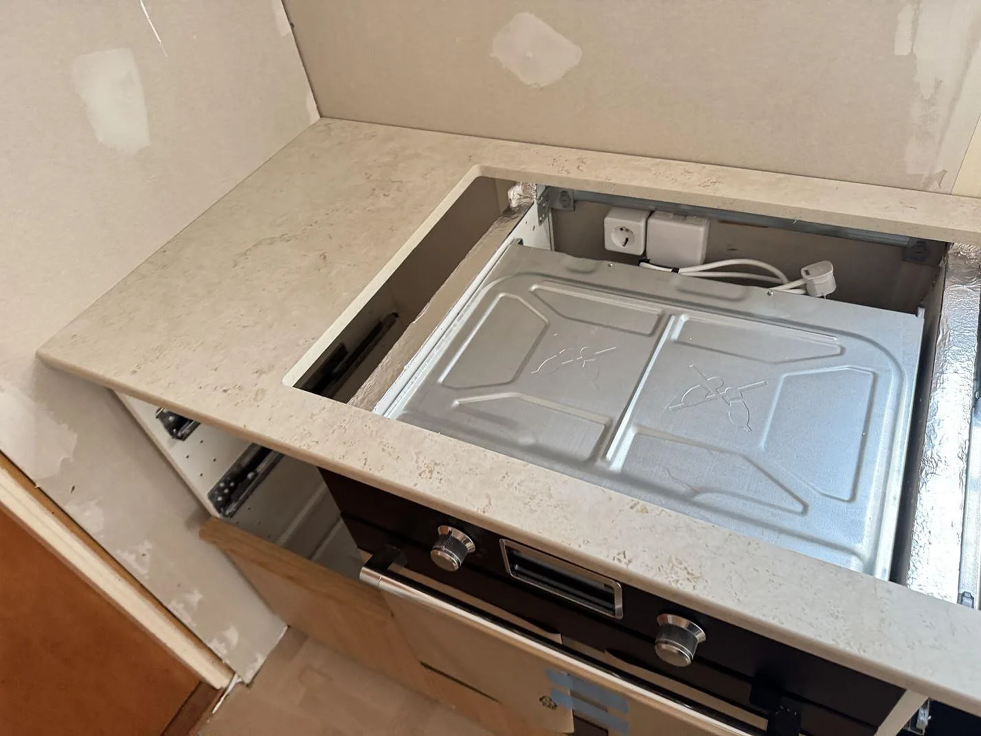 Vinklad detalj av hällöppning i matt keramisk Dekton Tk05 Sabbia och öppna stommar i ett kök i Tollered.