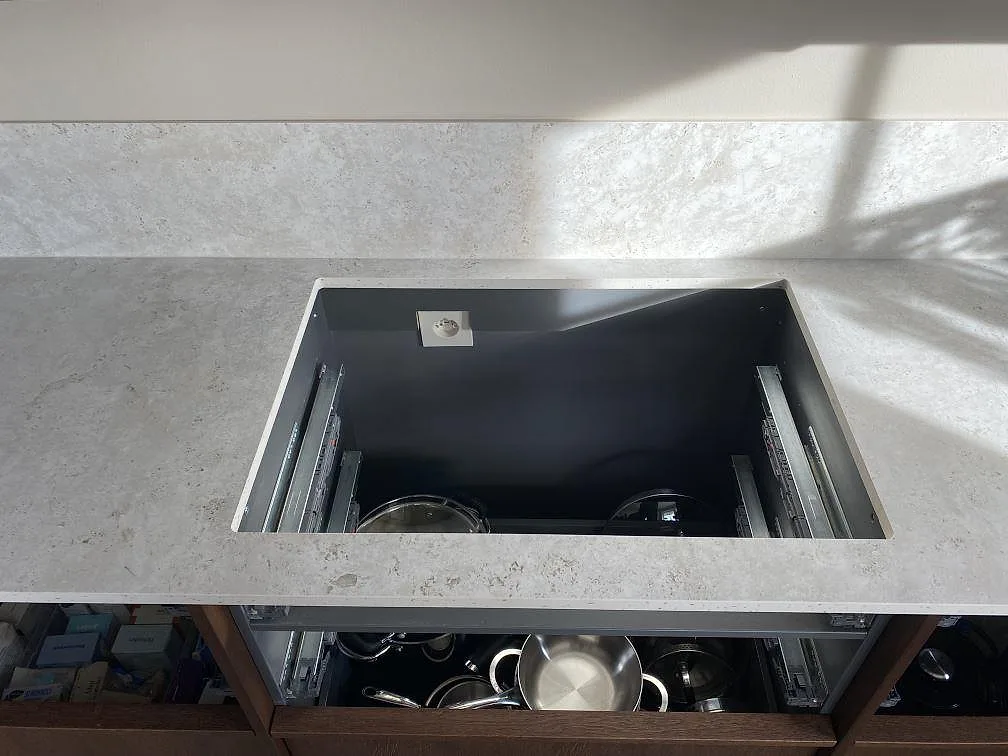 Köksbänkskiva i matt Dekton Tk05 Sabbia med rektangulär öppning och uppvikt stänkskydd i Väjern.