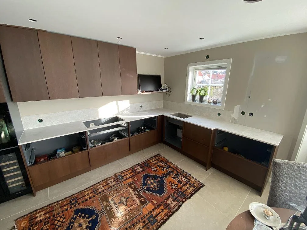 Köksbänkskiva i matt Dekton Tk05 Sabbia med 8 mm stänkskydd i ett kök i Väjern.