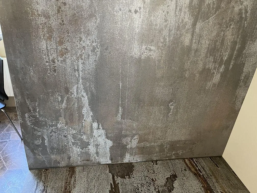 Vägghög stänkbeklädnad i grafitgrå Dekton Trilium med mineralliknande ådring i ett kök i Åstorp.