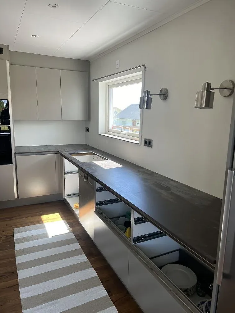 Matt Dekton Trilium bänkskiva på köksö och väggsida under montering i ett ljust kök i Hasslö.