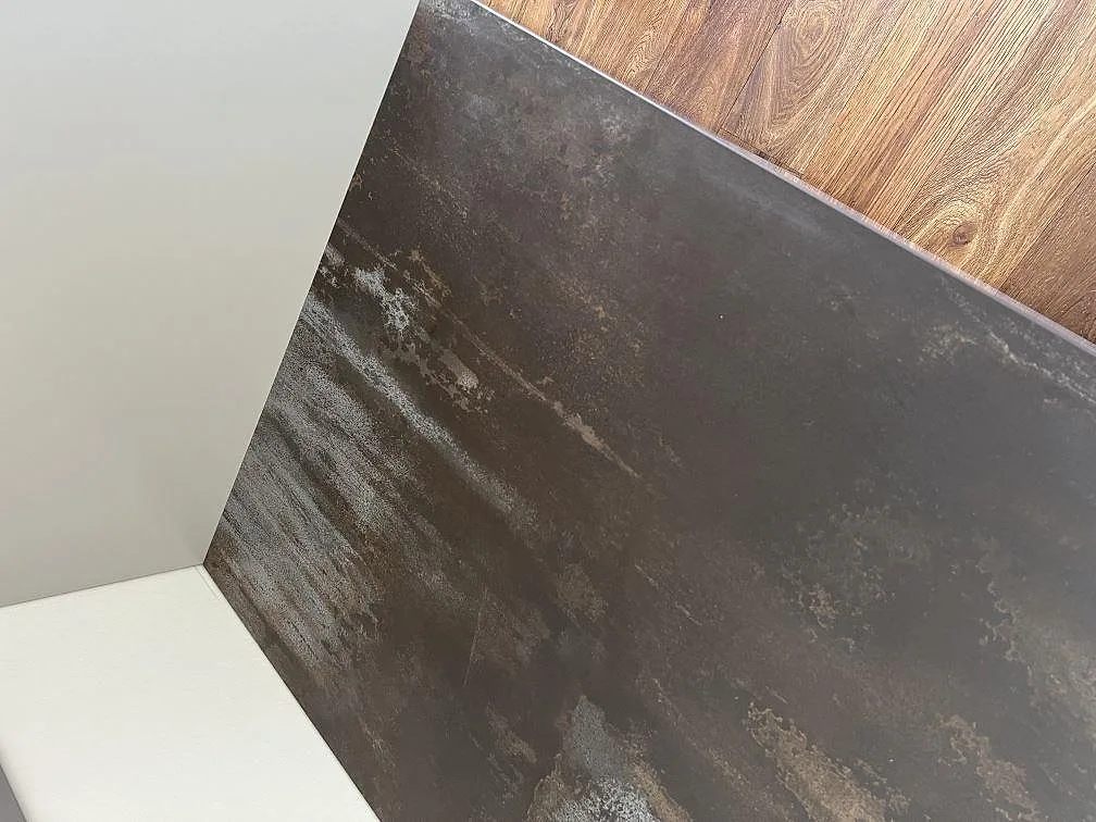 Närbild på matt Dekton Trilium bänkskiva med mörk metallisk struktur och rak kant i Hasslö.