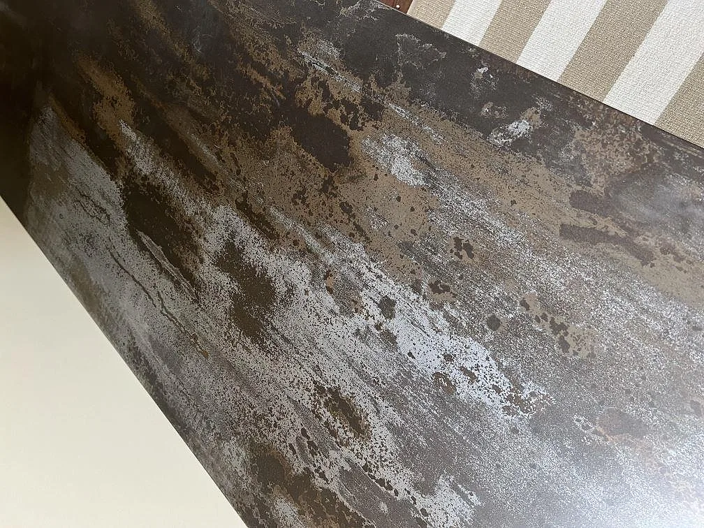 Detalj av den flammiga ytan i matt Dekton Trilium keramik på installerad köksbänkskiva i Hasslö.