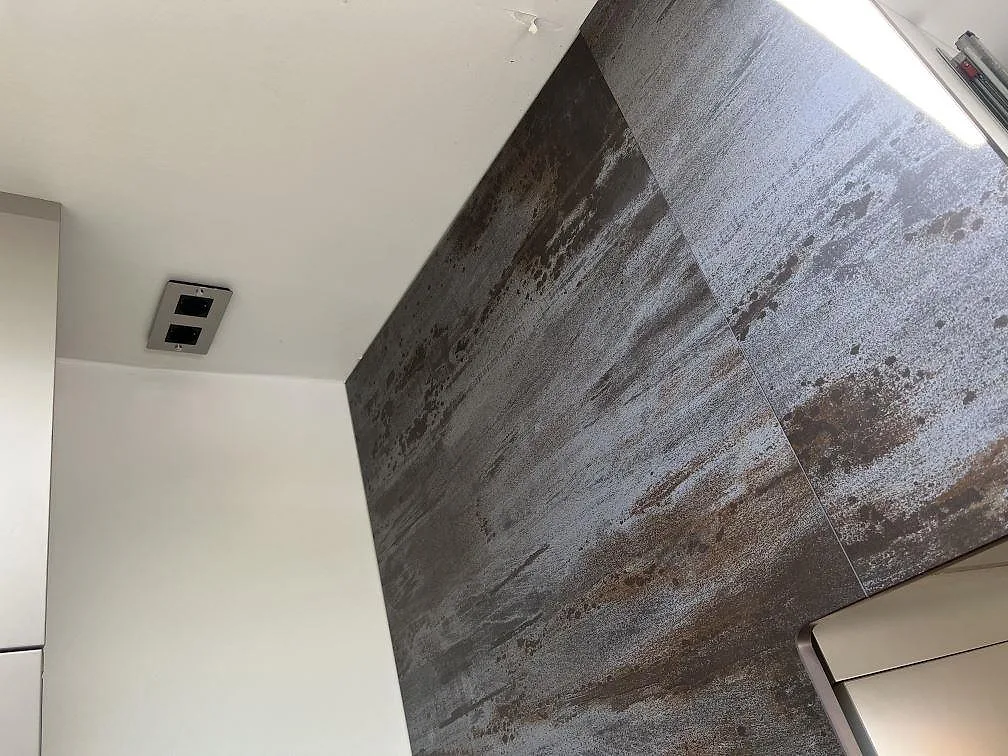 Köksbänkskiva och stänkdel i matt Dekton Trilium med grafitgrå och rostbrun teckning i Hasslö.