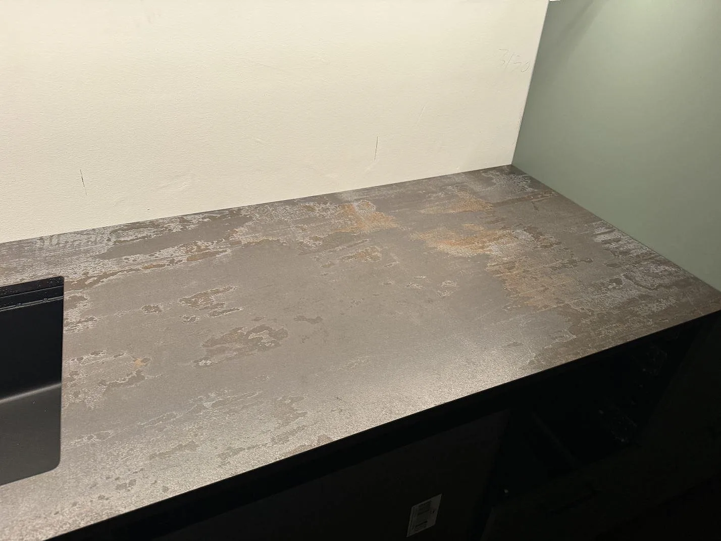 Detalj av matt Dekton Trilium bredvid diskhon, med gråbrun keramisk yta i ett kök i Helsingborg.
