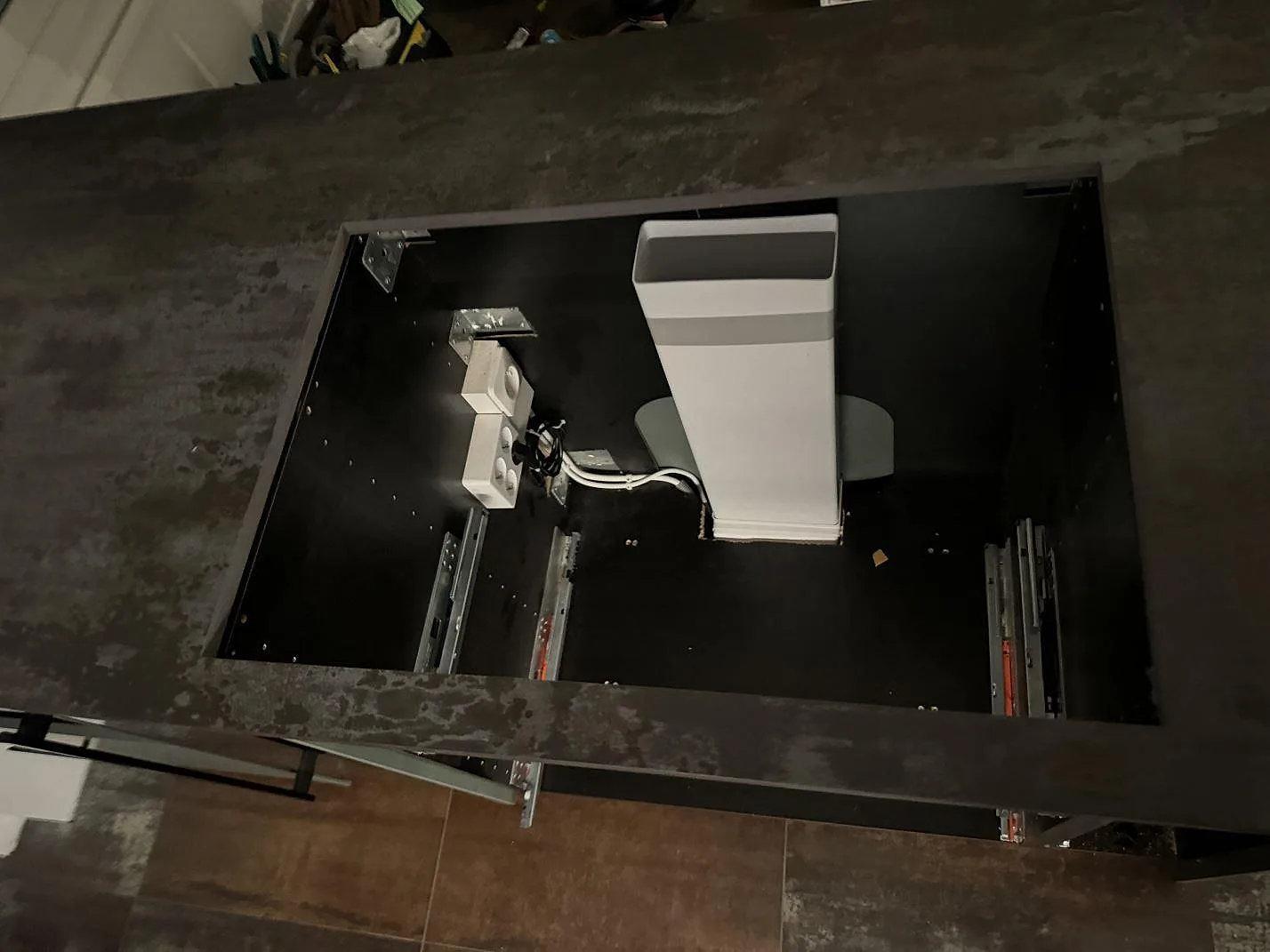Köksö i matt Dekton Trilium med stor urtagning och monteringsöppna stommar i Helsingborg.