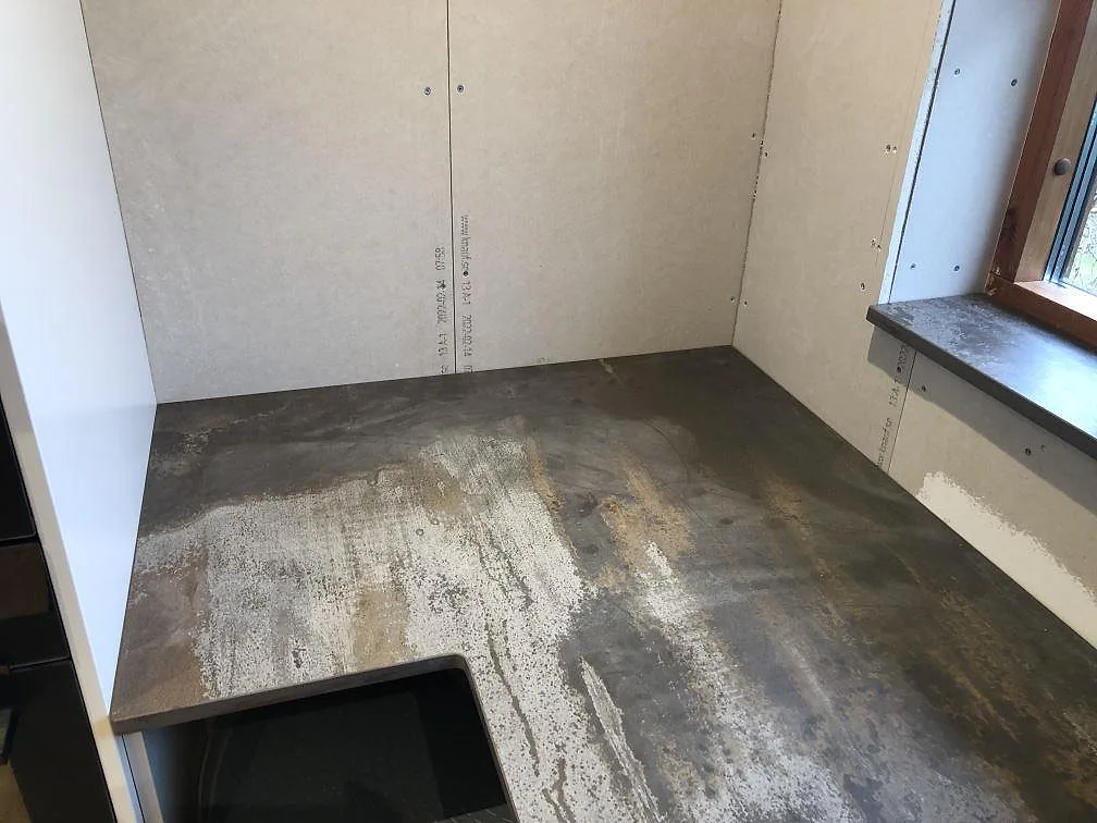 Bänkskiva i Dekton Trilium ovanifrån med infälld svart BORA-induktionshäll, oxiderad metall-look, kök i Jonstorp.
