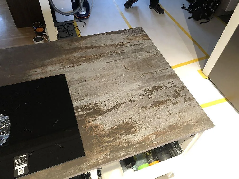 Detalj av underlimmad diskho i en köksbänkskiva i Dekton Trilium med borrat hål för köksblandare, kök i Jonstorp.