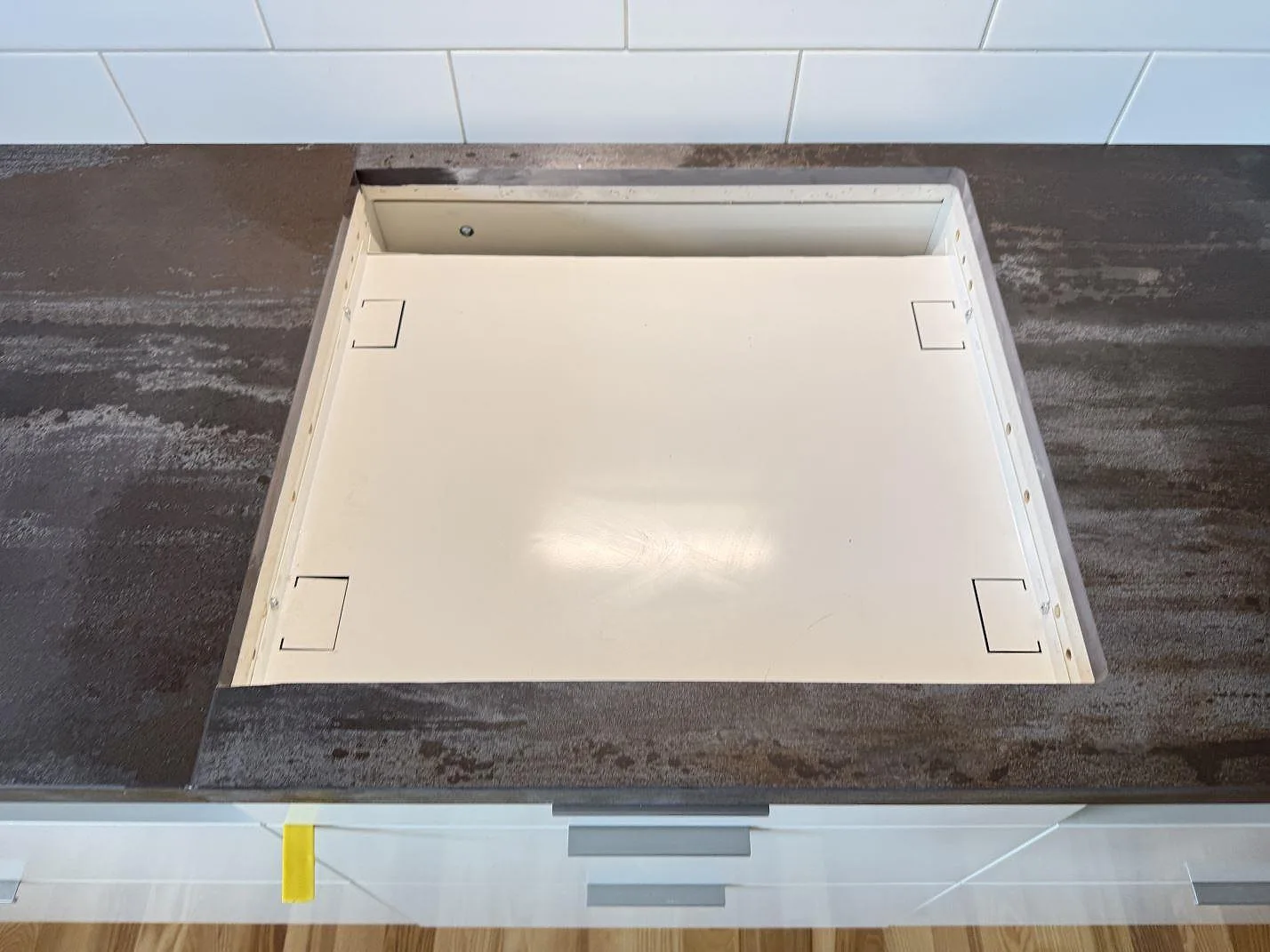 Närbild av matt Dekton Trilium, 20 mm, med rektangulärt urtag i köksbänkskivan i Malmö.
