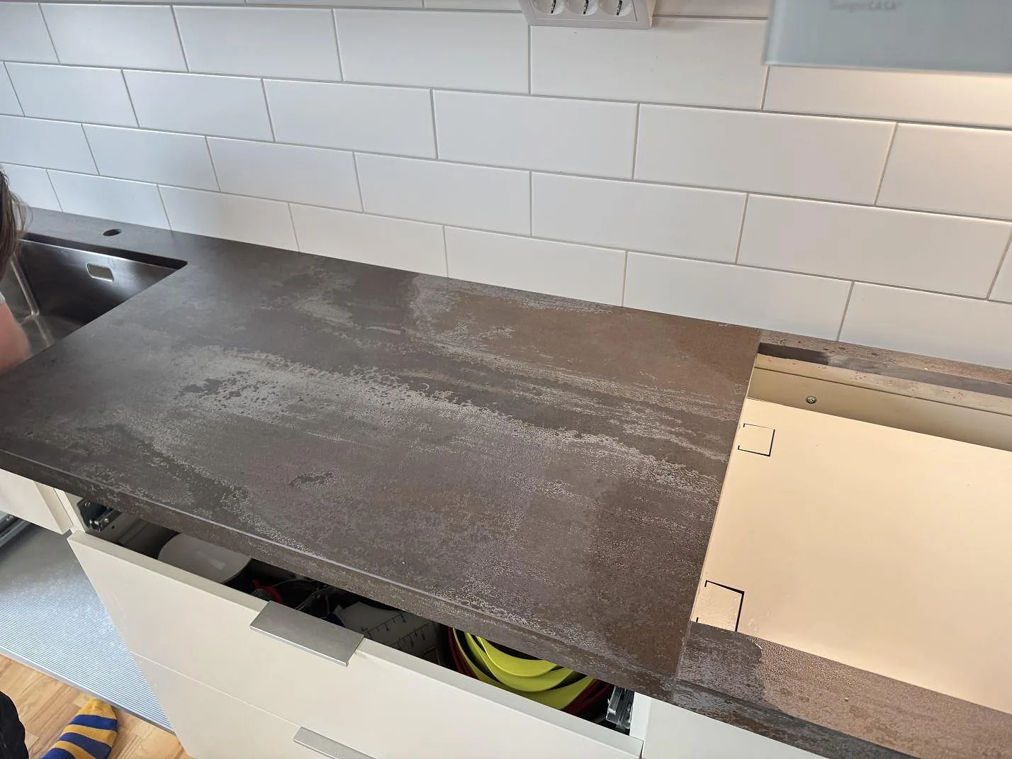 Sned vy över matt Dekton Trilium som köksbänkskiva mellan rostfri diskho och rektangulärt urtag i Malmö.