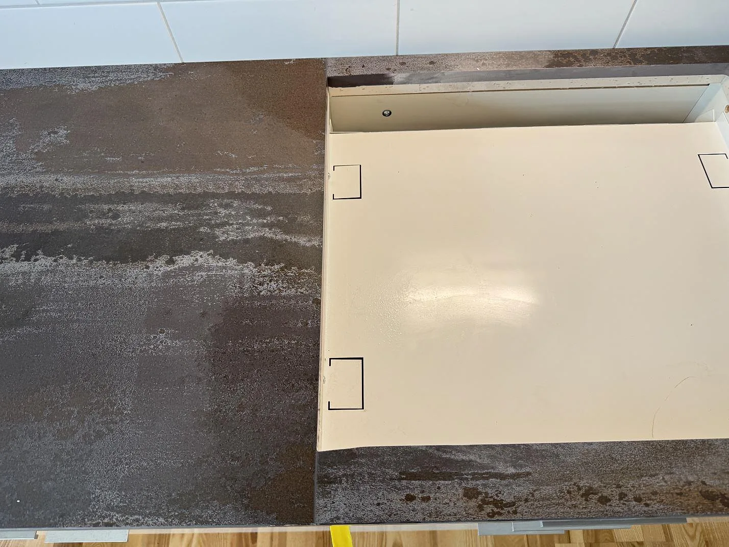 Ovanvy av gråbrun köksbänkskiva i matt Dekton Trilium med urtag och synlig 20 mm kant i Malmö.
