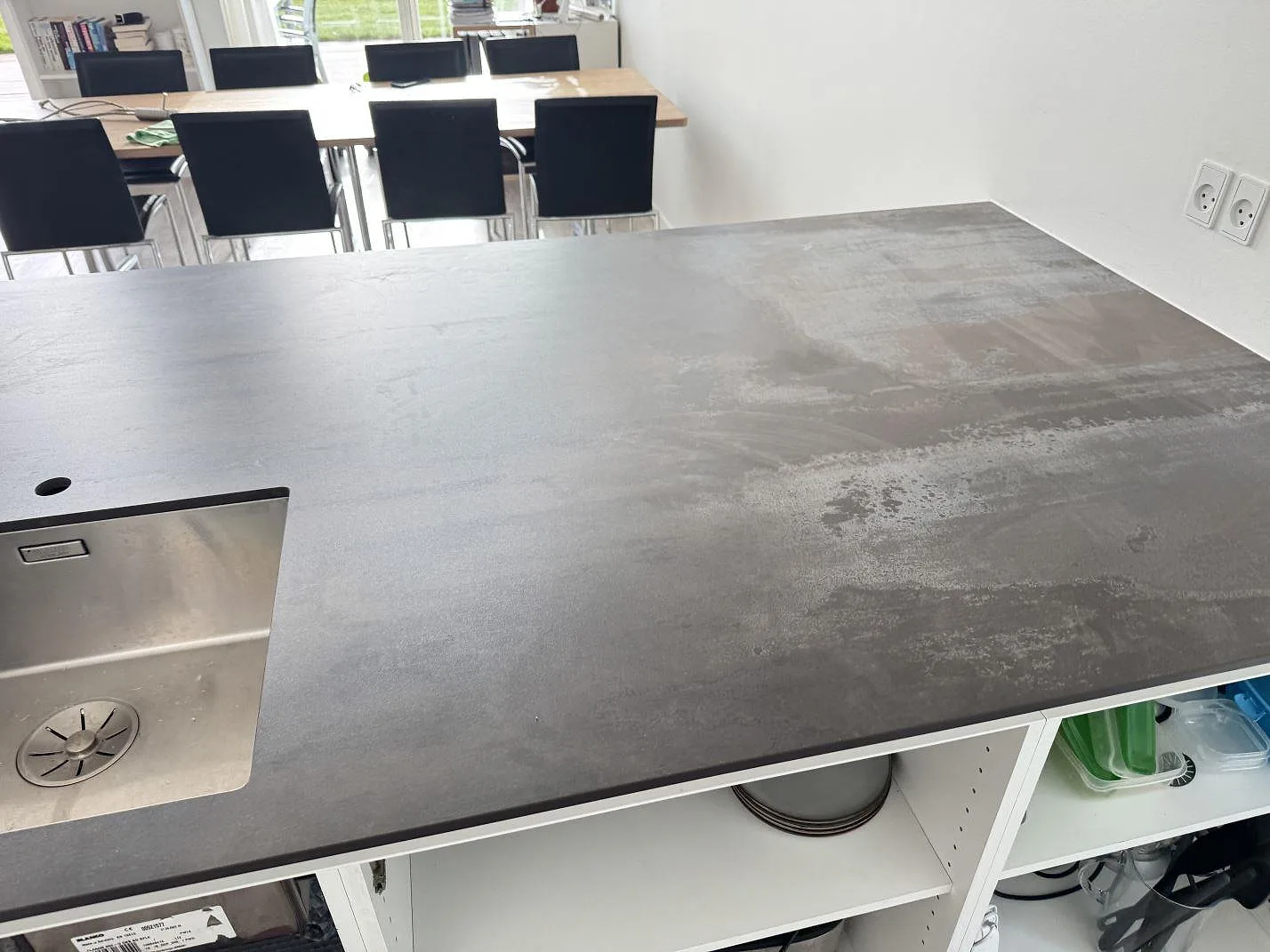 Närbild av matt Dekton Trilium bänkskiva i keramik med del av rostfri diskho och levande yta i Snekkersten.