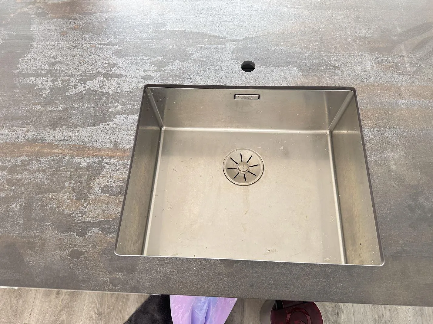 Rostfri diskho i köksbänkskiva av matt Dekton Trilium keramik, med gråbrun struktur i Snekkersten.