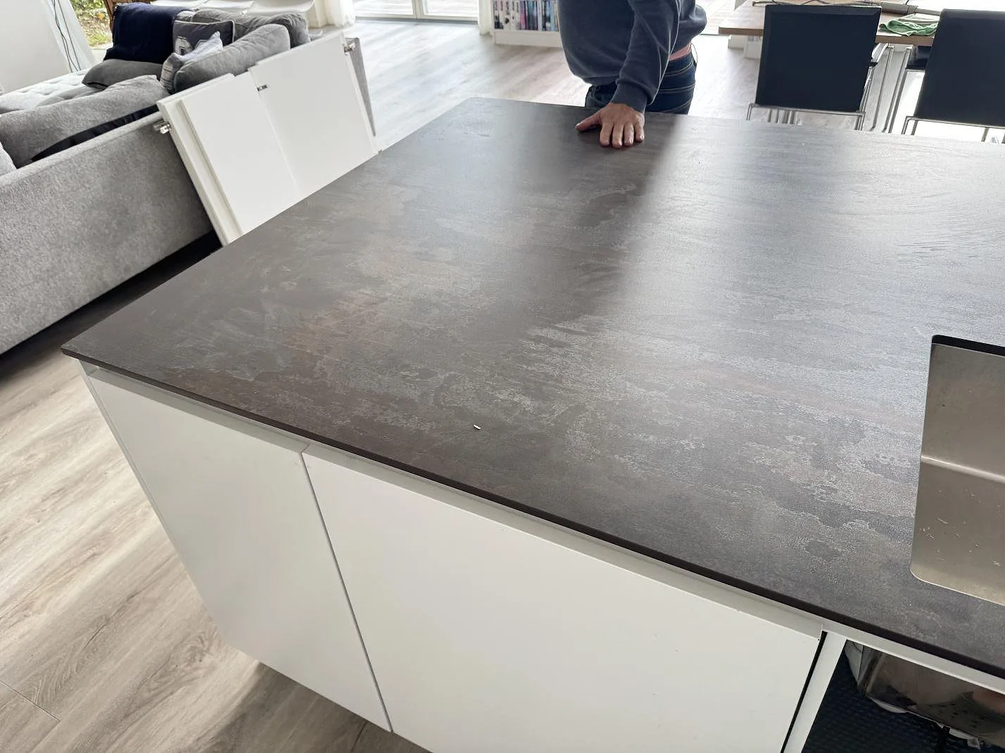 Sned vy över matt Dekton Trilium köksbänkskiva i keramik på vit köksö med synlig diskho i Snekkersten.
