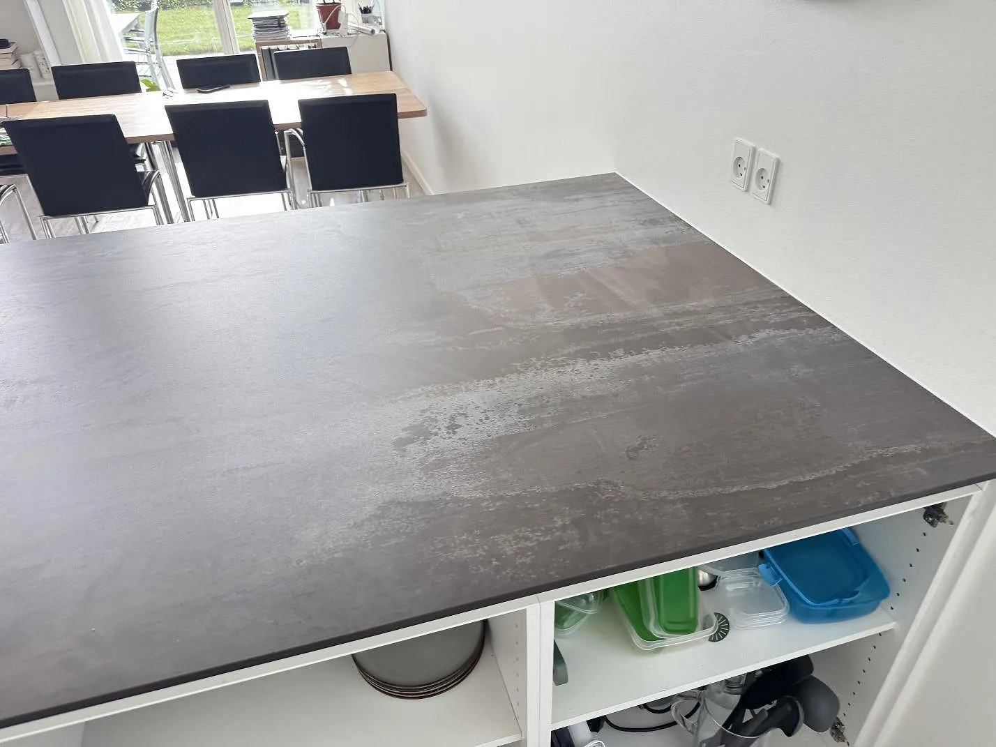 Stor arbetsyta i matt Dekton Trilium keramik på köksö, med gråbrun industrikänsla och matplats i Snekkersten.