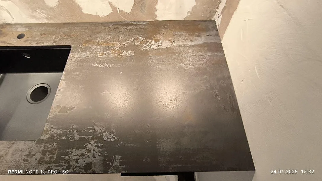 Detalj av matt Dekton Trilium, keramik, på höger sida om diskhon i ett kök i Solna.