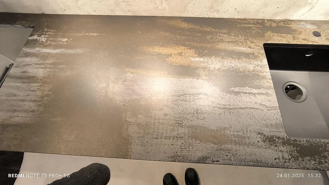 Topvy av matt Dekton Trilium i keramik med diskho och rosttonad industrimönstring i Solna.