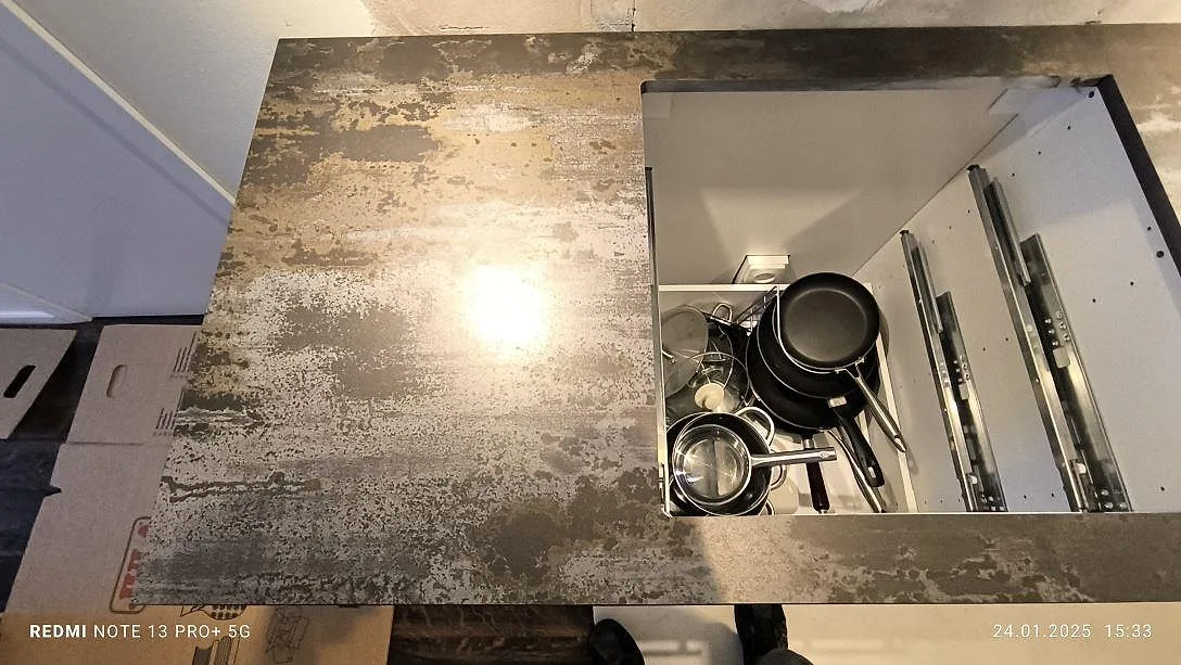 Matt Dekton Trilium i keramik över öppna köksstommar, monterad som arbetsyta i Solna.