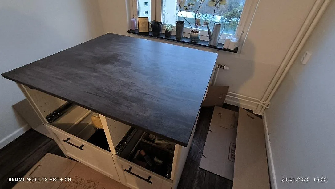 Separat arbetsyta i matt Dekton Trilium, keramik, monterad vid fönster i ett kök i Solna.