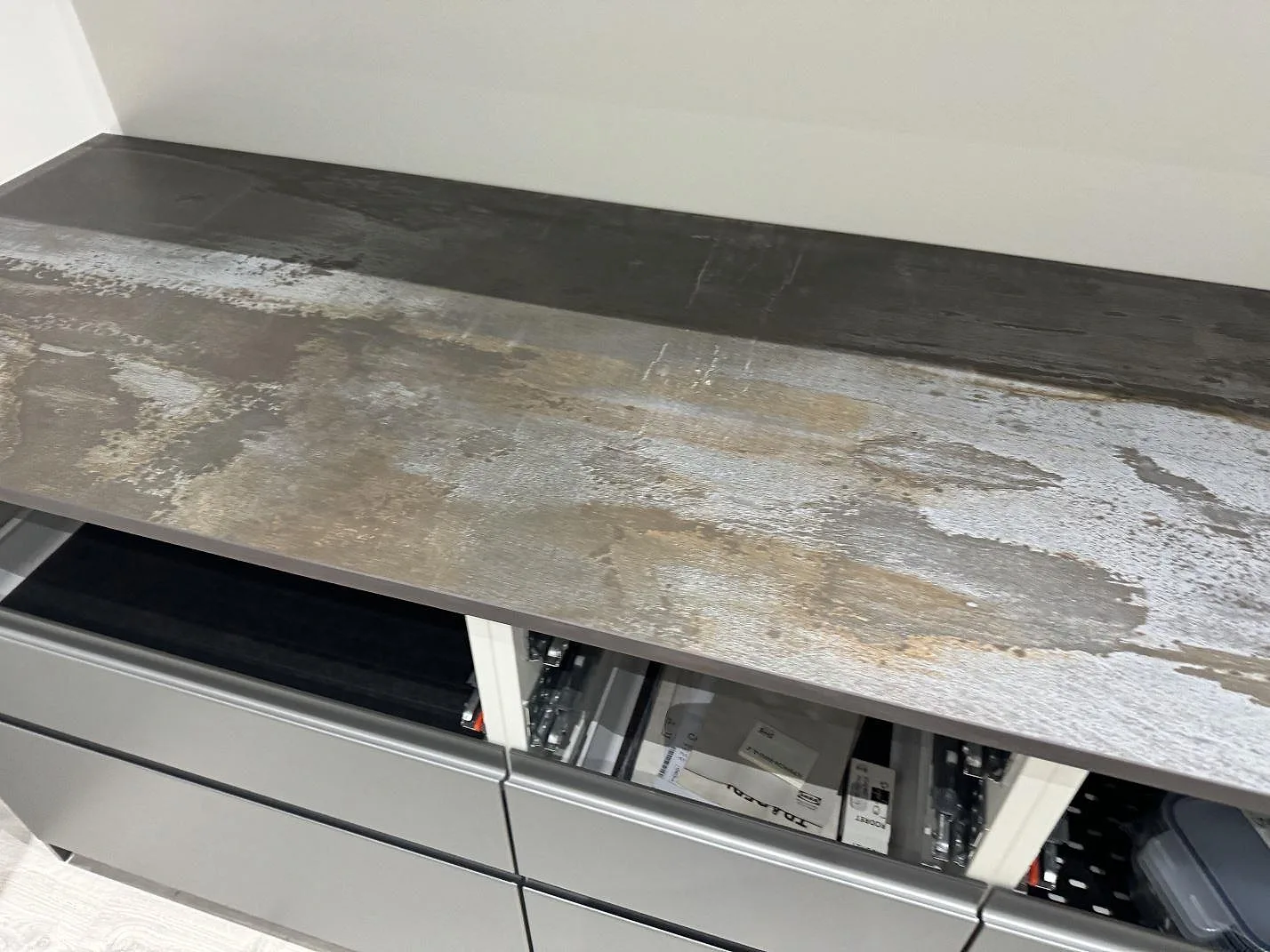 Rak väggbänk i matt Dekton Trilium med metallisk teckning och synlig framkant i Torslanda.