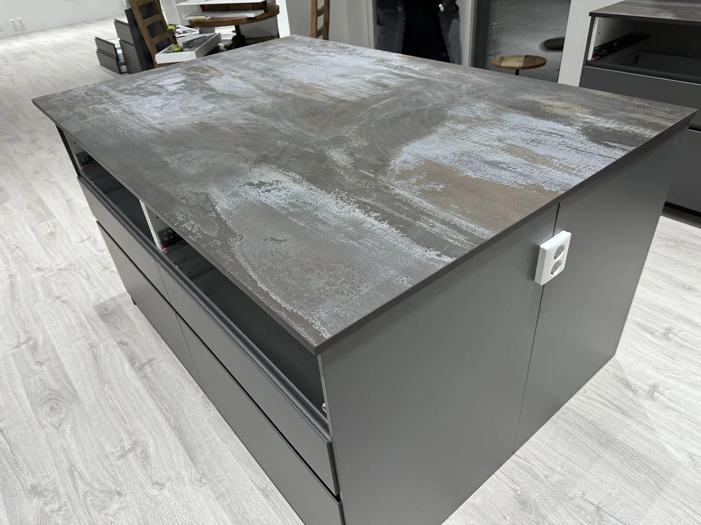 Närbild på köksö i matt Dekton Trilium med grå och rosttonad ådring i Torslanda.