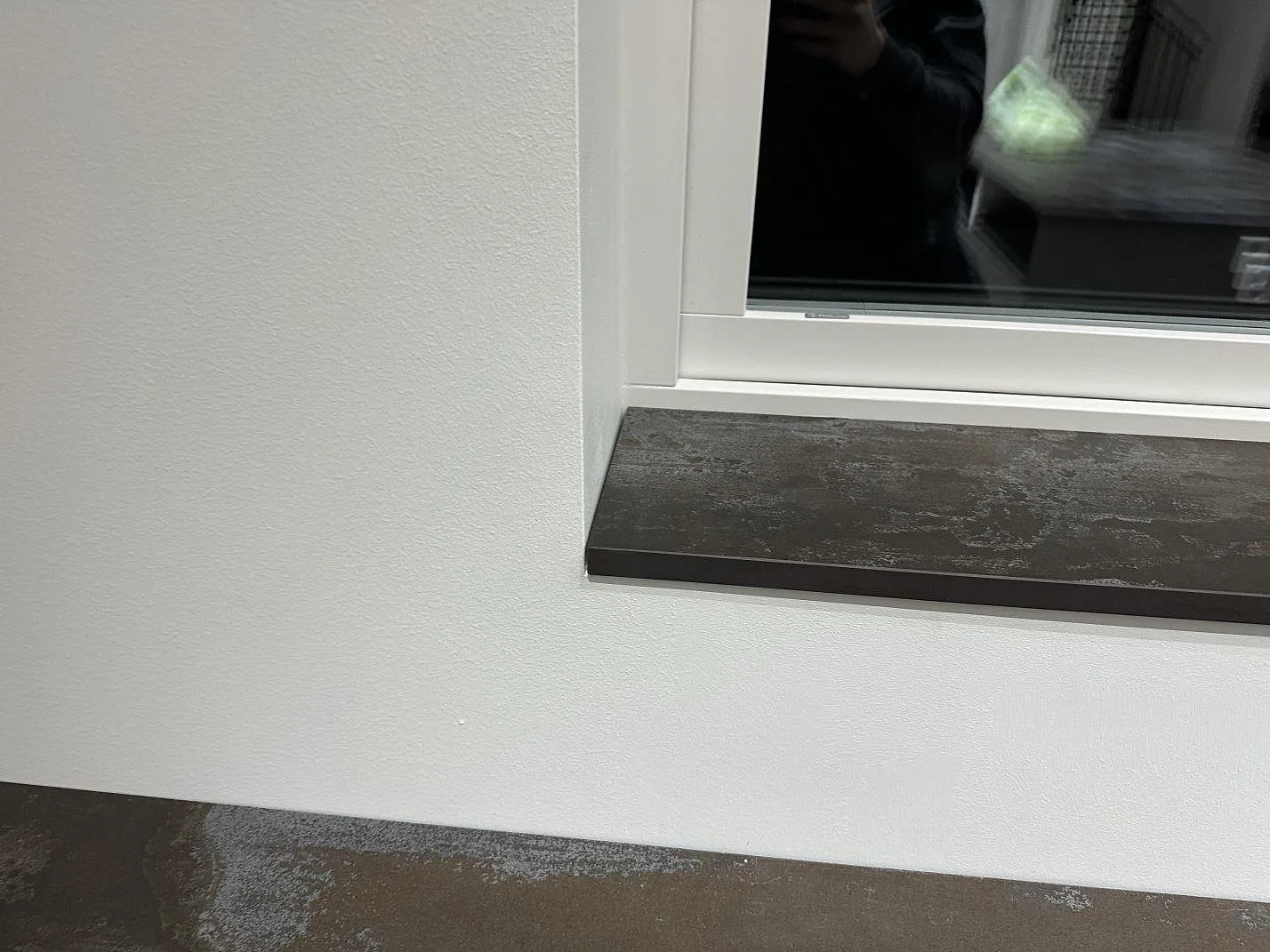 Fönsterbänk och bänkskiva i matt Dekton Trilium med mörk metallisk yta i Torslanda.