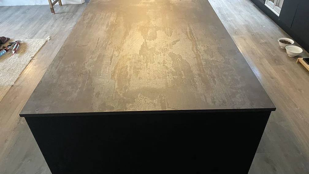 Ytdetalj av köksö i matt Dekton Trilium, 20 mm keramik med bruna och grå skiftningar i Vedbæk.